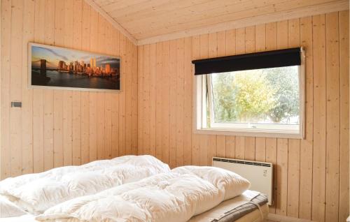 uma cama num quarto com uma janela em Lovely Home In Grsted With Wifi em Udsholt Sand