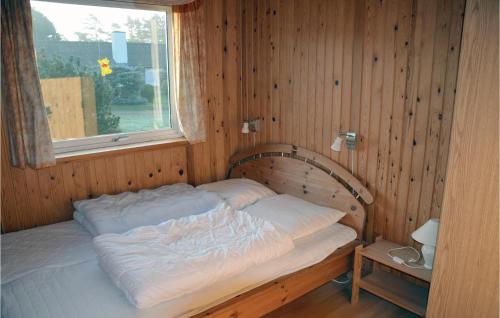 MillingeにあるAwesome Home In Millinge With Wifiの窓付きの木造の部屋のベッド1台