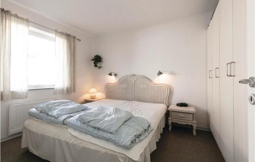 アリンエにある1 Bedroom Amazing Apartment In Allingeのベッドルーム1室(青いシーツと窓付)