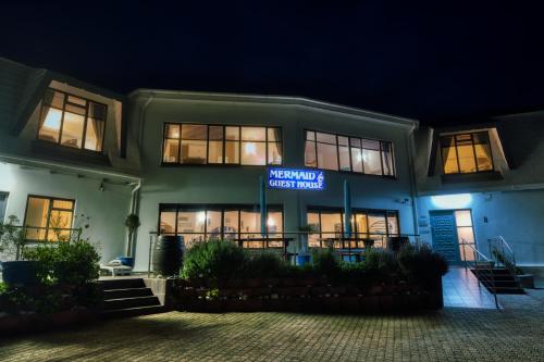a building with a sign that reads vacant guest house at Mermaid Guest House in Struisbaai