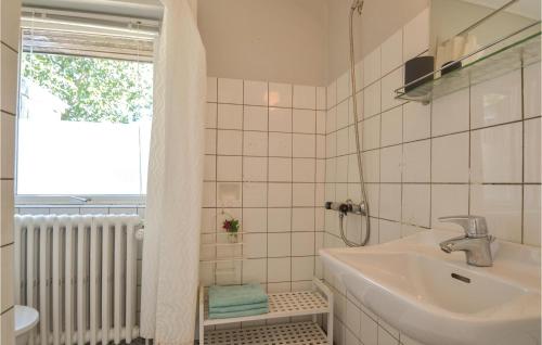 baño blanco con lavabo y ventana en Beautiful Home In Nrre Nebel With Wifi en Nymindegab