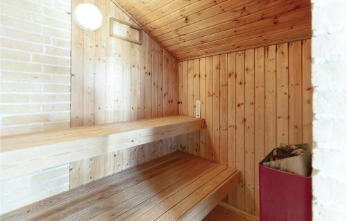 オテルプにあるAmazing Home In Otterup With Sauna, Wifi And Indoor Swimming Poolの木製サウナ(ゴミ箱付)