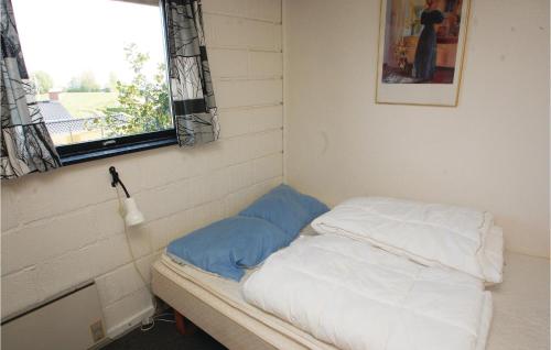 - un petit lit dans une chambre avec fenêtre dans l'établissement 2 Bedroom Lovely Home In Hejls, à Hejls