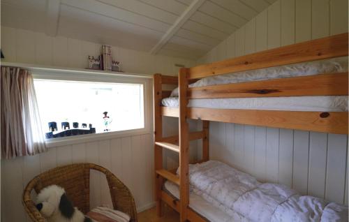 1 dormitorio con 2 literas y ventana en Tziki, en Fanø