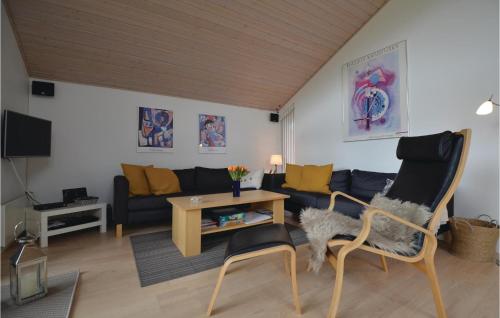 ein Wohnzimmer mit Sofa und Tisch in der Unterkunft Sanglærken in Øksenmølle