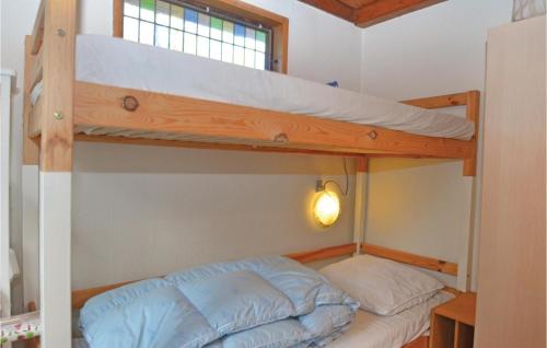 Bøtø ByにあるStunning Home In Idestrup With Kitchenの二段ベッドが備わるドミトリールームのベッド1台分です。