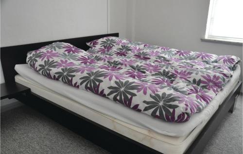 uma cama com um cobertor roxo e branco em Stunning Apartment In Sydals With Kitchen em Tandslet