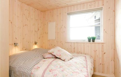 ロッケンにあるBeautiful Home In Lkken With 6 Bedrooms, Wifi And Indoor Swimming Poolの小さなベッドルーム(窓付きのベッド付)