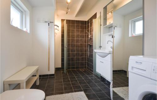 エーベルトフトにあるCozy Home In Ebeltoft With Wifiのバスルーム(シャワー、トイレ、シンク付)