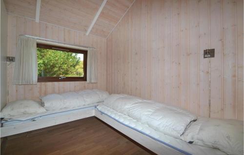 ファーンにあるBeautiful Home In Fan With 3 Bedroomsの白いソファ付きの窓のある部屋