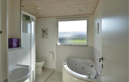 Et badeværelse på Gorgeous Home In Juelsminde With Kitchen