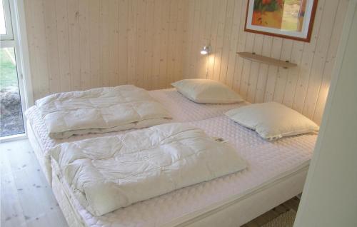 2 camas en una habitación con sábanas y almohadas blancas en Beautiful Home In Sydals With 3 Bedrooms, Sauna And Wifi, en Skovby