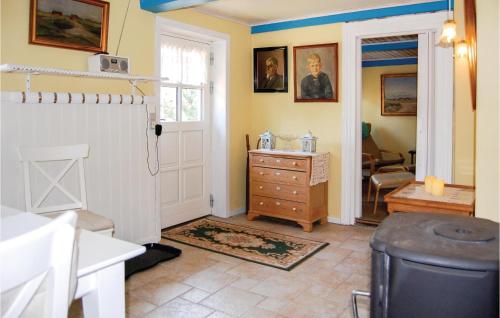 1 Bedroom Awesome Home In Nrre Nebel في Nymindegab: غرفة بها باب وخزانة في غرفة