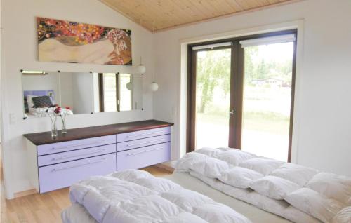 Ένα ή περισσότερα κρεβάτια σε δωμάτιο στο 3 Bedroom Awesome Home In Jgerspris