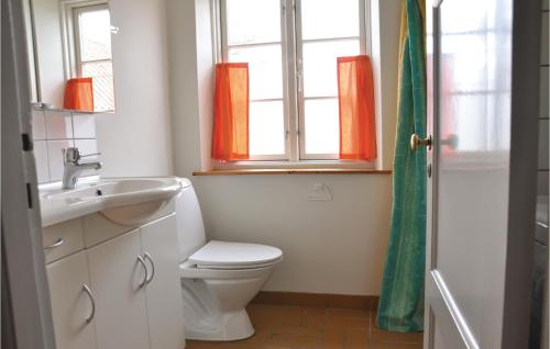 A bathroom at Cozy Home In Faaborg With Wifi