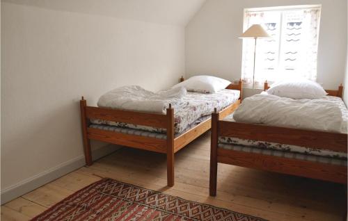 Un pat sau paturi într-o cameră la Cozy Home In Faaborg With Wifi