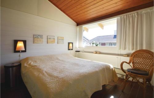 Danland LøjtにあるGolfparkenのベッドルーム1室(ベッド1台、窓、椅子付)