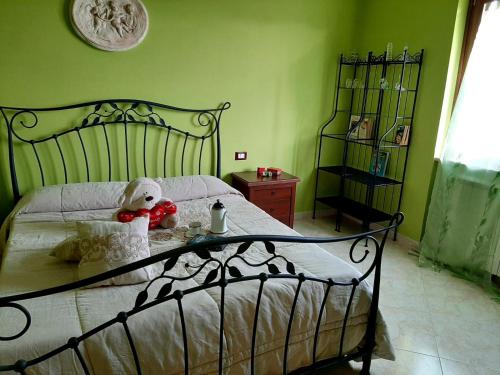 1 dormitorio con 1 cama con un osito de peluche sobre una mesa en Green Universe en Guidonia