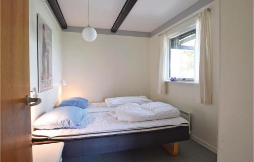 En eller flere senge i et værelse på Gorgeous Home In Juelsminde With Kitchen