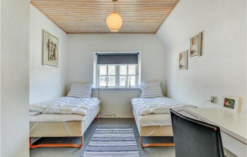 Tempat tidur dalam kamar di Gorgeous Home In Haderslev With Wifi