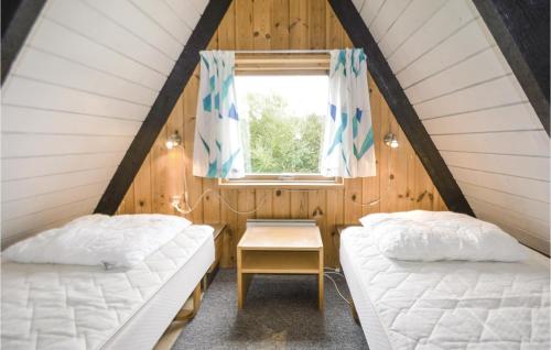 twee bedden in een kamer met een raam bij 3 Bedroom Lovely Home In Knebel in Knebel