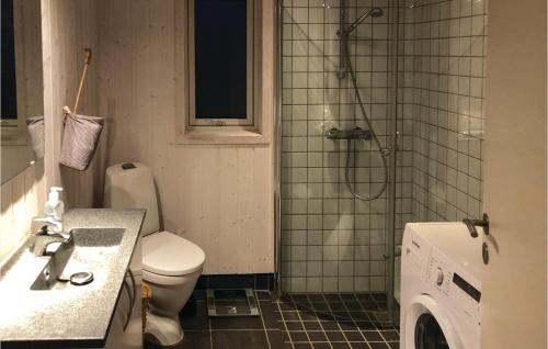 een badkamer met een douche, een toilet en een wastafel bij Cozy Home In Borre With House A Panoramic View in Borre