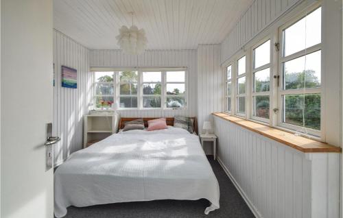 ヒュールスミンネにあるBeautiful Home In Juelsminde With 4 Bedrooms And Wifiの白いベッドルーム(ベッド1台、窓付)
