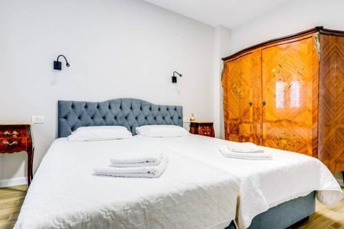 a bedroom with a large bed with two towels on it at MAGNIFIQUE APPARTEMENT A 3' DE LA PLAGE ET KIKAR in Netanya