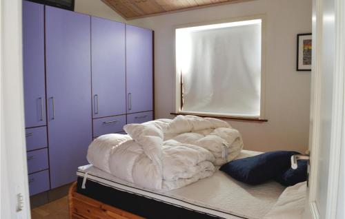 En eller flere senge i et værelse på Nice Home In Jgerspris With 3 Bedrooms And Wifi