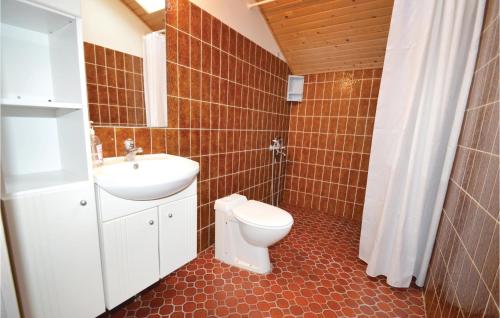 y baño con aseo y lavamanos. en Beautiful Home In Rdby With 3 Bedrooms And Wifi, en Rødby