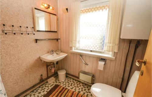 La salle de bains est pourvue d'un lavabo, de toilettes et d'une fenêtre. dans l'établissement Stunning Home In Egernsund With Kitchen, à Egernsund