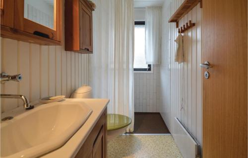 La salle de bains est pourvue d'un lavabo et de toilettes. dans l'établissement 3 Bedroom Cozy Home In Vordingborg, à Vordingborg