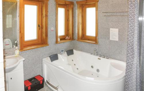 een badkamer met een wit bad en een toilet bij Gorgeous Home In Hesselager With Kitchen in Hesselager