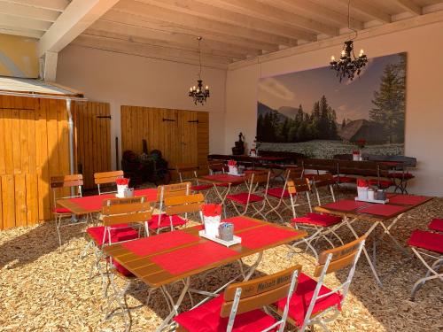 ミュールハイムにあるKrone Britzingenのテーブルと椅子、壁に大きな絵画が飾られた部屋