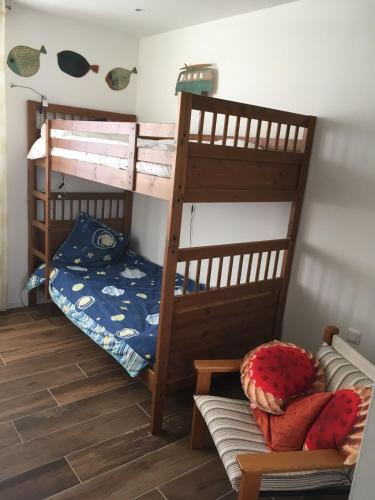 - une chambre avec 2 lits superposés et un canapé dans l'établissement Rêve bleu, au Grau-du-Roi