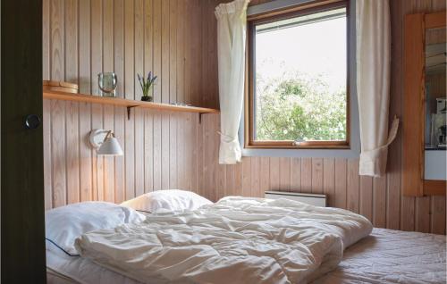 Un pat sau paturi într-o cameră la Gorgeous Home In Tranekr With Kitchen