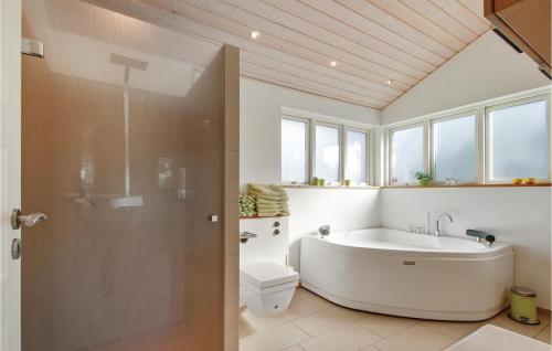 Kamar mandi di Beautiful Home In Ebeltoft With Kitchen