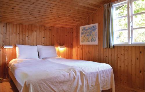 ジルレジェにあるGorgeous Home In Gilleleje With Wifiの木製の壁のベッドルーム1室