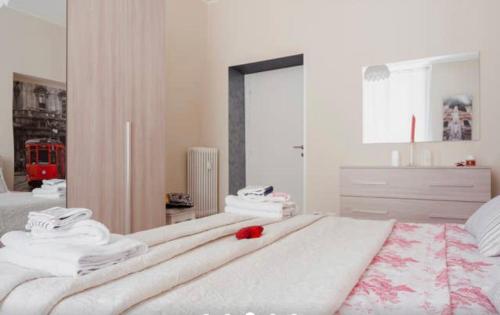 una camera da letto con un grande letto con un fiore rosso di Rodica Comfort Home Milano Navigli a Milano