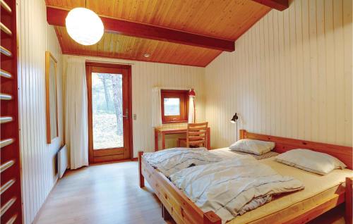 Vester SømarkenにあるStunning Home In Nex With 3 Bedrooms And Wifiの窓付きの部屋にベッド付きのベッドルーム1室があります。