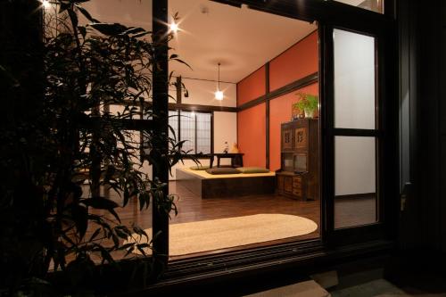 富士河口湖道草屋旅舎的从窗户可欣赏到客厅的景色