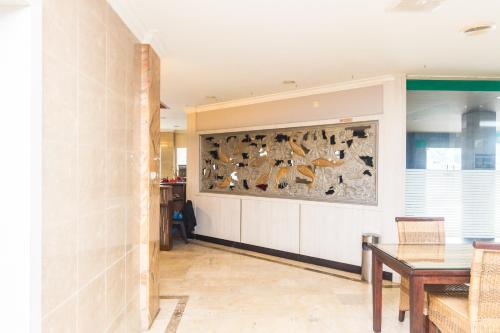 a room with a wall with a bunch of birds on it at Kita Hotel in Tanjung Pinang 