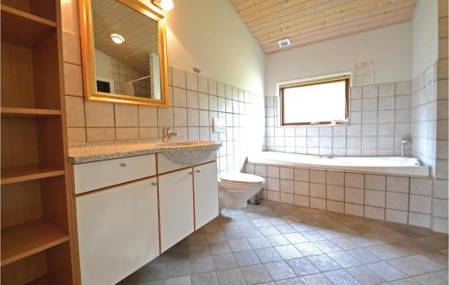 Ванна кімната в 4 Bedroom Stunning Home In Fan