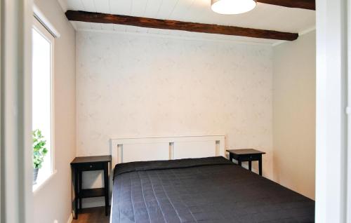 - une chambre avec un lit et 2 tables de chevet dans l'établissement Lovely Home In lgars With Kitchen, à Älgarås
