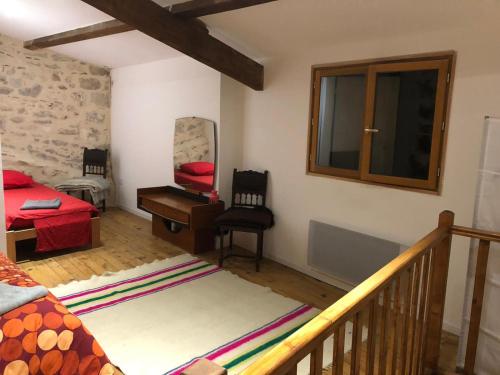 une chambre avec un lit, un bureau et un miroir dans l'établissement Superbe Duplex Aux Arenes, à Arles