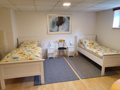 1 dormitorio con 2 camas y 2 mesitas de noche en Zimmervermietung Cottbusser Ostsee, en Cottbus