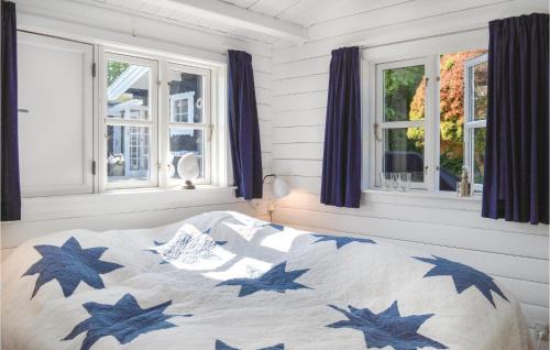ヘルシンゲルにあるStunning Home In Helsingr With 2 Bedrooms, Sauna And Wifiのベッドルーム1室(青い星が描かれたベッド1台付)