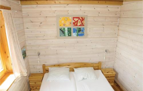 um quarto com uma cama numa parede de madeira em Gorgeous Home In Hesselager With Kitchen em Hesselager