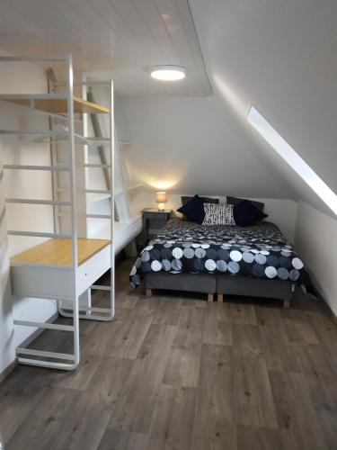 une chambre avec un lit et une étagère dans l'établissement RESTAURANT hébergement 