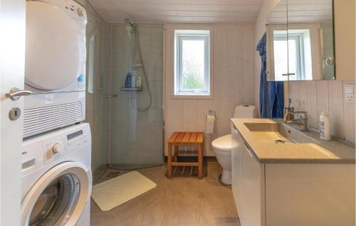 スラーエルセにある3 Bedroom Stunning Home In Slagelseのバスルーム(洗濯機、シンク付)